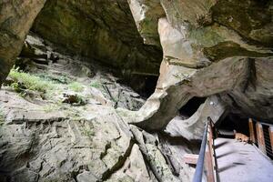 un' molto grande grotta Ingresso foto