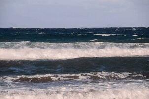 il oceano onde contro un' nuvoloso cielo foto