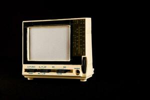 un' Vintage ▾ televisione impostato con un' nero sfondo foto