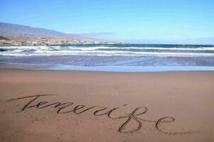 sabbioso spiaggia con tenerife scrittura foto