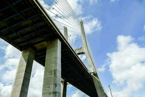 ponte contro un' blu cielo foto