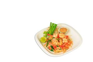 pad thai - spaghetti di riso saltati in padella con gamberi - stile thai foto