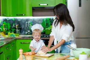 contento madre e figlio nel il cucina e fabbricazione Impasto, famiglia cucinando concetto foto