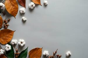 arancia le foglie e bianca fiori su un' grigio sfondo, autunnale elementi per autunno stagione, ai generato foto