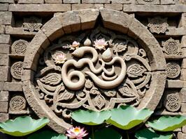 un' pietra parete con un' fiore e un' serpente. ai generato foto