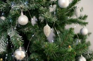 Natale palle sospeso su il Natale albero foto