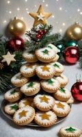 foto di Natale pino albero ornato con tritare torte orpello e a forma di stella biscotti. ai generato