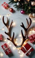 foto di Natale renna corna avvolto con Fata luci accanto un' mucchio di i regali. ai generato
