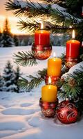 ornamenti e candele sotto un' nevoso pino albero tramonto all'aperto Basso angolo. ai generato foto