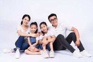 ritratto di famiglia asiatica su sfondo bianco foto