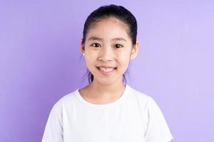 ritratto di bambino asiatico su sfondo viola foto