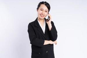 giovane imprenditrice asiatica che utilizza smartphone su sfondo bianco foto