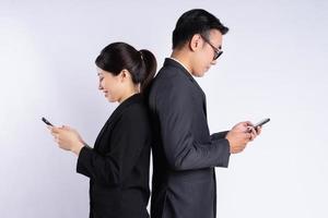 uomo d'affari asiatico e donna d'affari che utilizza smartphone foto