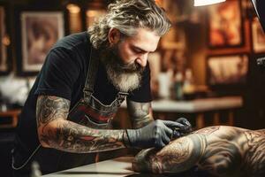 foto di un' uomo ottenere un' tatuaggio su il suo braccio con intricato disegni ai generato