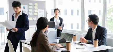 le persone si concentrano sul lavoro in ufficio foto