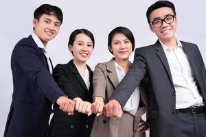 gruppo di uomini d'affari asiatici in posa su uno sfondo bianco foto