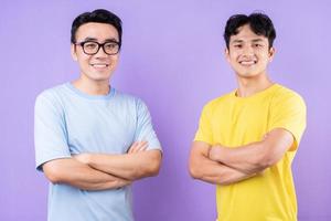 due fratelli asiatici in posa su sfondo viola foto