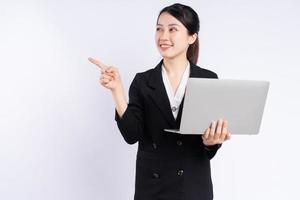 giovane imprenditrice asiatica utilizzando laptop su sfondo bianco foto