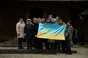 ternopil, Ucraina - aprile 2, 2023 persone con bandiera durante missione nel complesso di ucraino Gerusalemme nel il mari spirituale centro di zarvanytsia nel il terebovlya quartiere di il ternopil foto