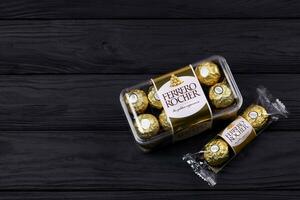 Kharkiv, Ucraina - gennaio 2, 2021 ferrero Rocher - il giro cioccolatini. caramella nel marchiato confezione, un' dolce piacere foto