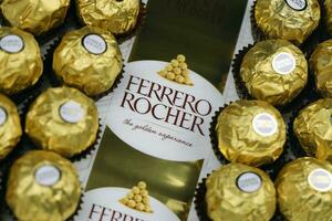 Kharkiv, Ucraina - gennaio 2, 2021 ferrero Rocher - il giro cioccolatini. caramella nel marchiato confezione, un' dolce piacere foto