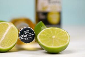 Kharkov, Ucraina - dicembre 9, 2020 bottiglie di corona extra birra con lime fette. corona prodotta di grupo modelo con anheuser busch inbev maggior parte popolare importati birra nel il noi foto