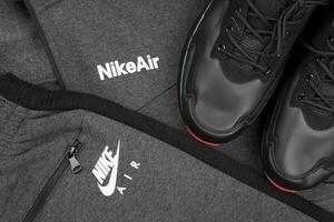 Kharkov, Ucraina - dicembre 20, 2020 nike marca Abiti e scarpe sport indossare kit. nike è americano multinazionale società impegnato nel produzione e In tutto il mondo marketing di Abiti e calzature foto