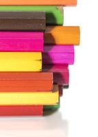 Immagine ravvicinata di una pila di matite colorate foto