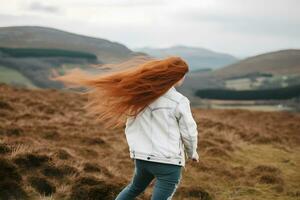 il dai capelli rossi ragazza viaggi nel il montagne. neurale Rete ai generato foto