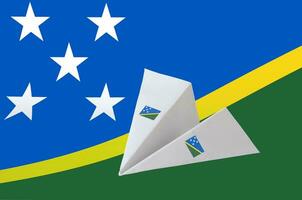 Salomone isole bandiera raffigurato su carta origami aereo. fatto a mano arti concetto foto