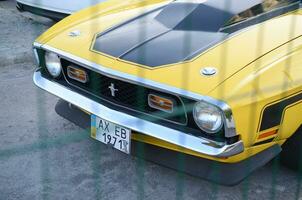 davanti Visualizza di guado mustang mach 1 nel luminosa giallo colore su pubblico parcheggio posto foto