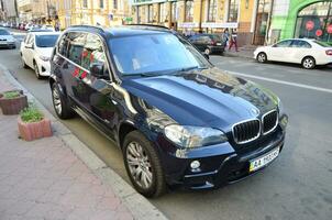 BMW x5 2011 nero colore auto su kyiv strade all'aperto nel sera foto