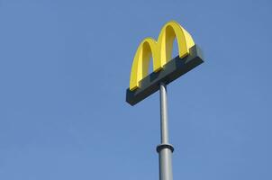 mcdonalds giallo grande logo su blu cielo sfondo foto