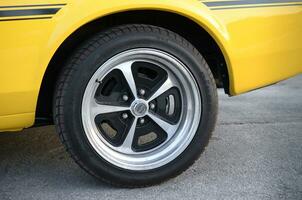 ruota di guado mustang mach 1 nel luminosa giallo colore su pubblico parcheggio posto foto