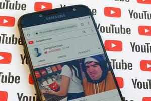 juegerman ufficiale Youtube canale su smartphone schermo su carta Youtube sfondo. foto