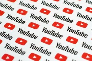 Youtube modello stampato su carta con piccolo Youtube loghi e iscrizioni. Youtube è Google filiale e americano maggior parte popolare condivisione video piattaforma foto