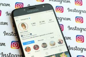 katy perry ufficiale instagram account su smartphone schermo su carta instagram striscione. foto