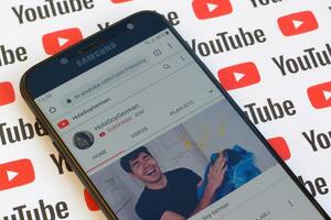 Ciao sono tedesco ufficiale Youtube canale su smartphone schermo su carta Youtube sfondo. foto