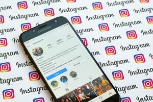Leo messi ufficiale instagram account su smartphone schermo su carta instagram striscione. foto