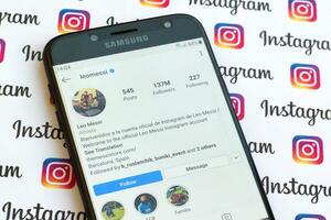 Leo messi ufficiale instagram account su smartphone schermo su carta instagram striscione. foto