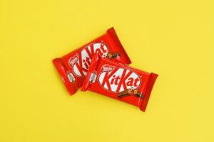 kit Kat cioccolato bar nel rosso involucro bugie su giallo sfondo. kit Kat creato di Rowntree di York nel unito regno e è adesso prodotta globalmente di annidarsi foto