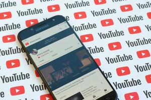 ariana Grande ufficiale Youtube canale su smartphone schermo su carta Youtube sfondo. foto