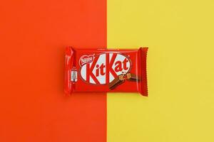 kit Kat cioccolato barre nel rosso involucro bugie su giallo e rosso sfondo. kit Kat creato di Rowntree di York nel unito regno e è adesso prodotta globalmente di annidarsi foto