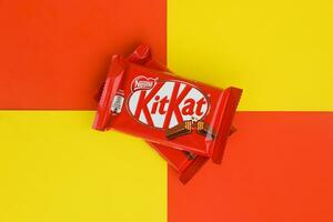 kit Kat cioccolato barre nel rosso involucro bugie su giallo e rosso sfondo. kit Kat creato di Rowntree di York nel unito regno e è adesso prodotta globalmente di annidarsi foto