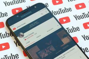 ariana Grande ufficiale Youtube canale su smartphone schermo su carta Youtube sfondo. foto