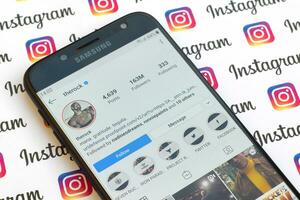 il roccia ufficiale instagram account su smartphone schermo su carta instagram striscione. foto