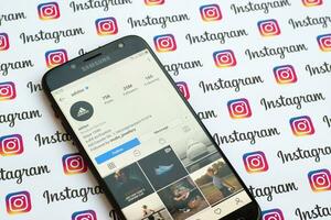 adidas ufficiale instagram account su smartphone schermo su carta instagram striscione. foto