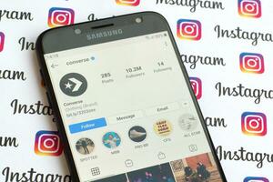 conversare ufficiale instagram account su smartphone schermo su carta instagram striscione. foto