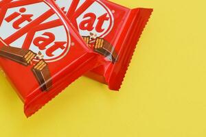 kit Kat cioccolato bar nel rosso involucro bugie su giallo sfondo. kit Kat creato di Rowntree di York nel unito regno e è adesso prodotta globalmente di annidarsi foto