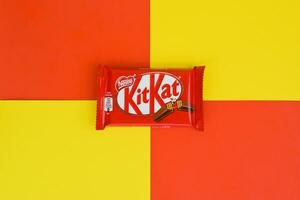 kit Kat cioccolato barre nel rosso involucro bugie su giallo e rosso sfondo. kit Kat creato di Rowntree di York nel unito regno e è adesso prodotta globalmente di annidarsi foto